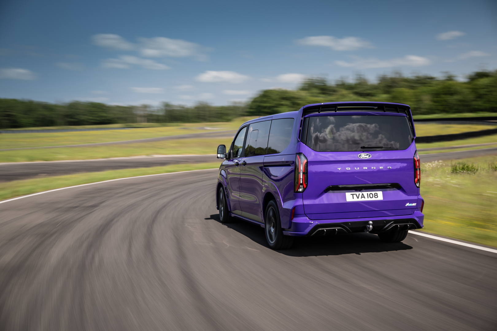 SMALL_Ford_ETourneoCustomMS-RT_02